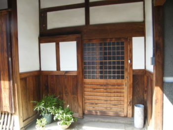 古民家玄関引き戸 アルミサッシに大変身 リビングショップ リフォームを奈良でするなら